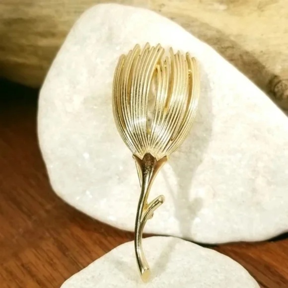 Trifari 1960s Tulip Flower Brooch - Picture 4 of 8